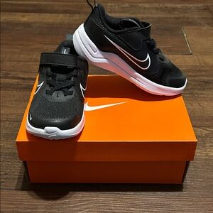 Nike Cosmic Runner (TD) Kids Black and White Sneakers - NIB - 9C